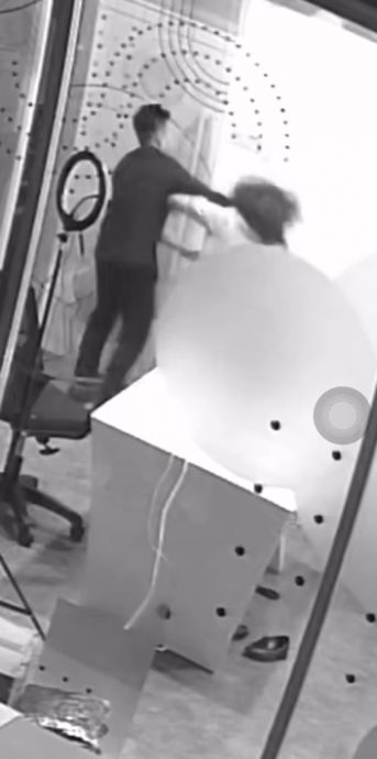 华裔网红为打妻子认错·将说明与女员工是什么关系