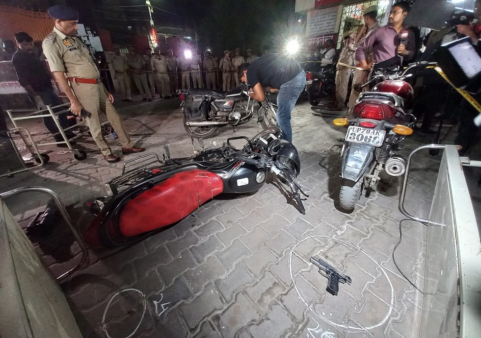 印度前议员获警方戒护移送 竟在媒体镜头前遭枪杀