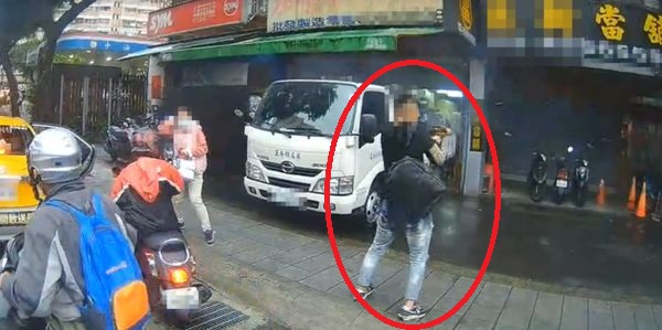 台少年持改造冲锋鎗 扫射当铺50鎗后自首