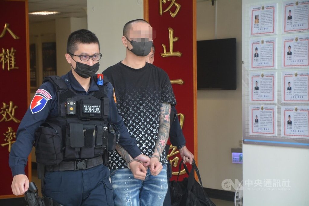 台黑帮老大机上狂吃炒饭 在马被押只有白饭青菜