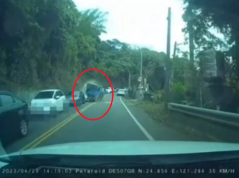 司机酒驾煞车失灵 货车逆行狂撞6车