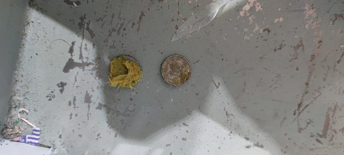 吃肉饼吃出2硬币 男:差点被噎死