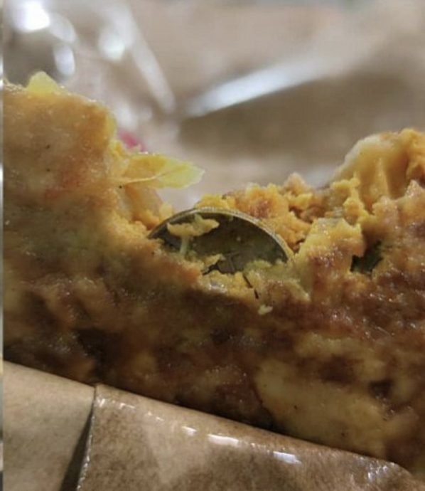 吃肉饼吃出2硬币 男:差点被噎死