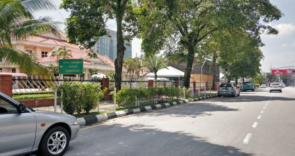 吉灵当诊所外大路旁泊车 不影响交通不双重 暂不罚