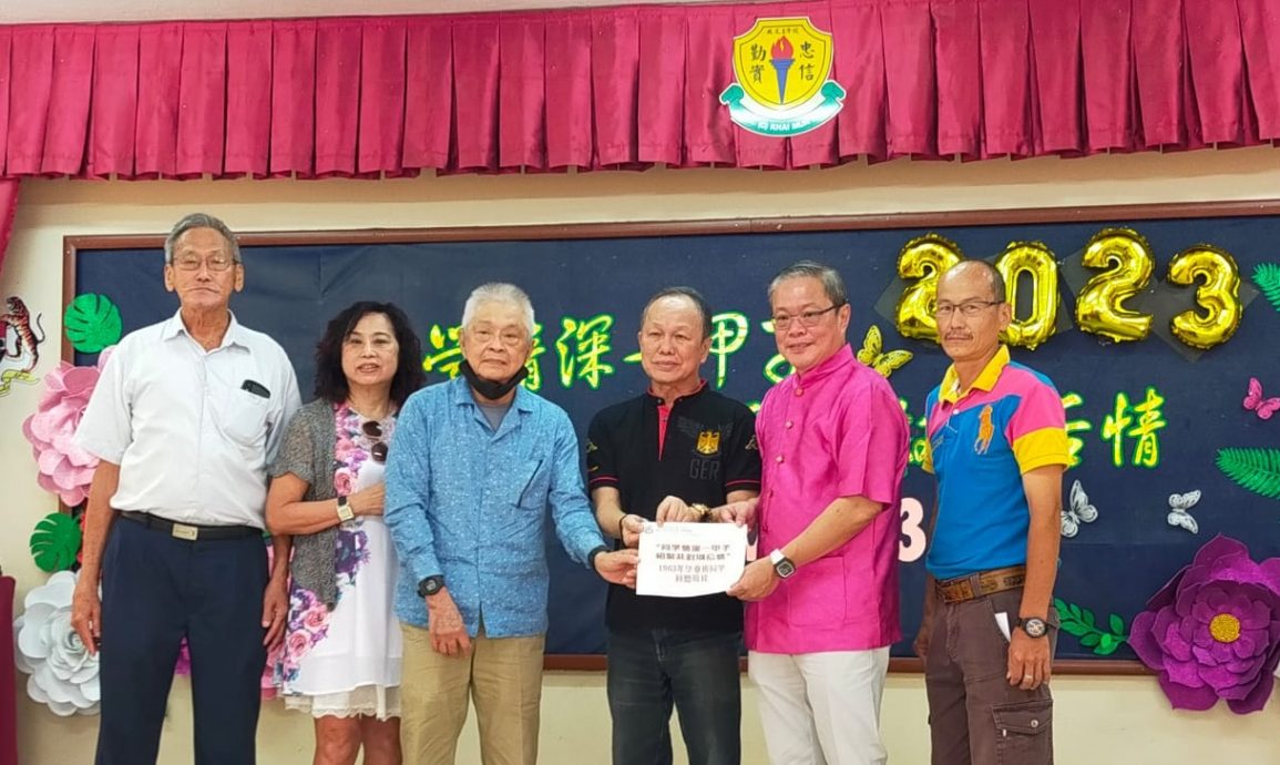 启文上午校1963年老同学 60年后相聚捐母校12500