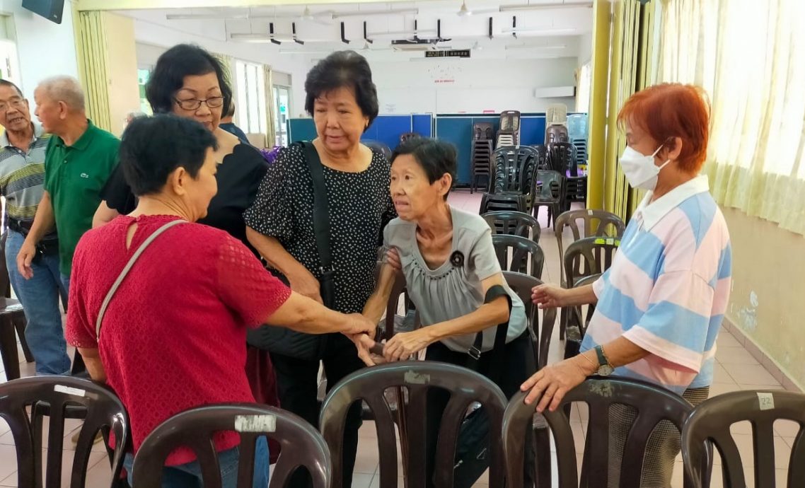 启文上午校1963年老同学 60年后相聚捐母校12500