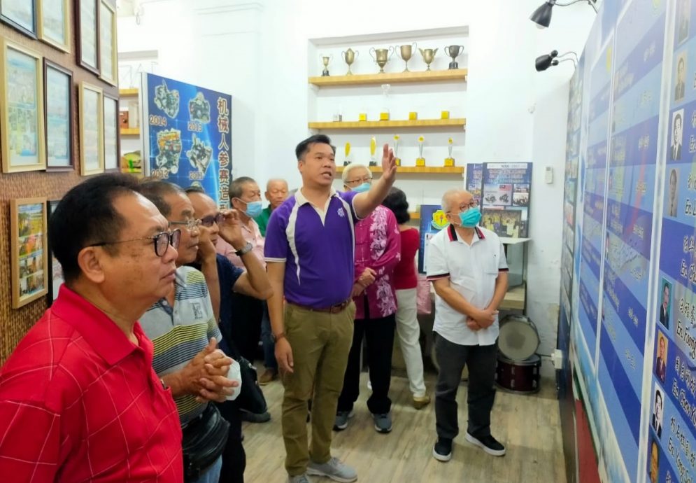 启文上午校1963年老同学 60年后相聚捐母校12500