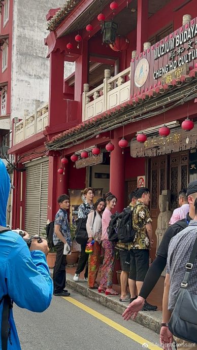 吴奇隆林峰丁禹兮蔡静文陈立农 撑伞逛茨厂街吸粉“追星”