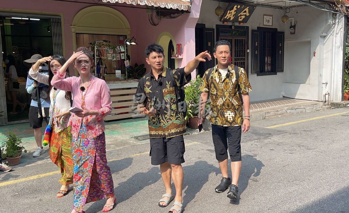 吴奇隆林峰等现身拍节目·粉丝挤爆马六甲鸡场街