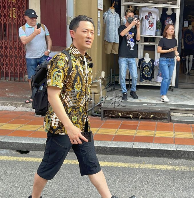 吴奇隆林峰等现身拍节目·粉丝挤爆马六甲鸡场街