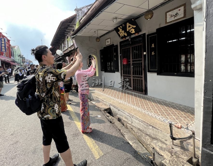 吴奇隆林峰等现身拍节目·粉丝挤爆马六甲鸡场街