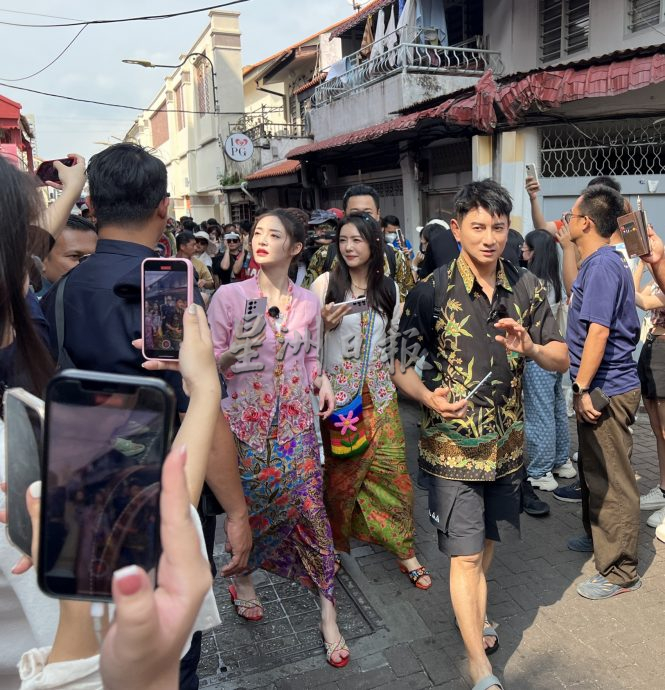 吴奇隆林峰等现身拍节目·粉丝挤爆马六甲鸡场街