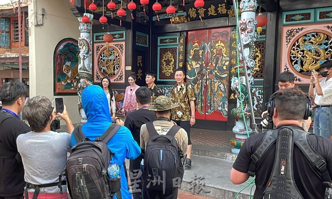 吴奇隆林峰等现身拍节目·粉丝挤爆马六甲鸡场街