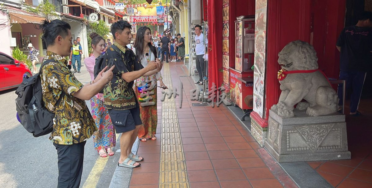 吴奇隆林峰等现身拍节目·粉丝挤爆马六甲鸡场街