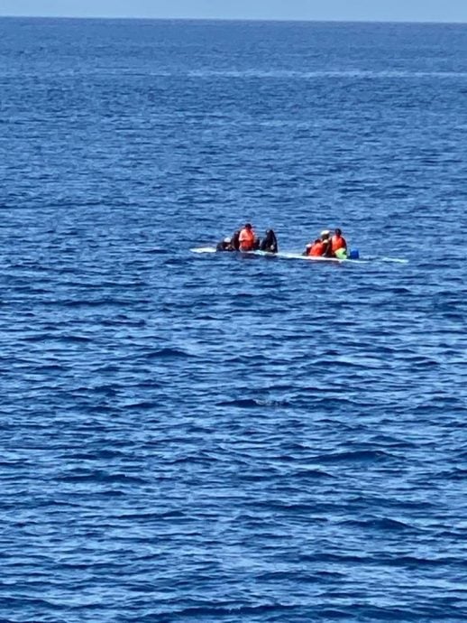 因恶劣天气翻覆 11人海上漂流3天终获救