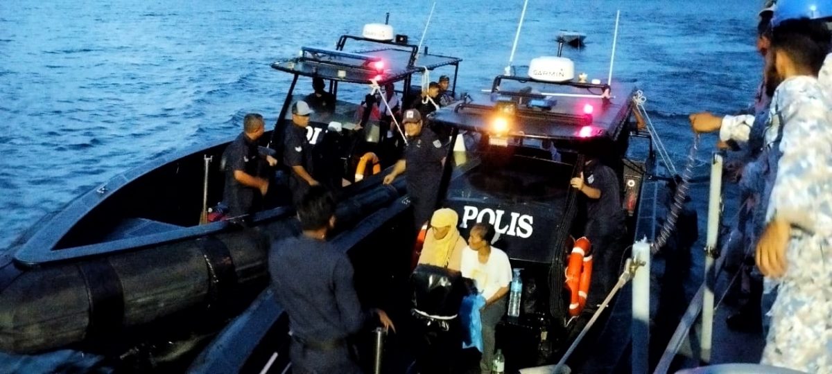 因恶劣天气翻覆 11人海上漂流3天终获救