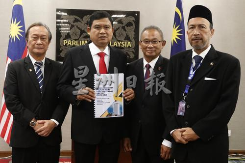 在上议院人民福祉特别委员会成员陪同下，莫哈末阿里（左二）展示该委员呈到上议院的国内电话诈骗案报告书。右起为瑟銮迪、阿末阿占及左一保罗依岸。（黄志汉摄）hy230410w04