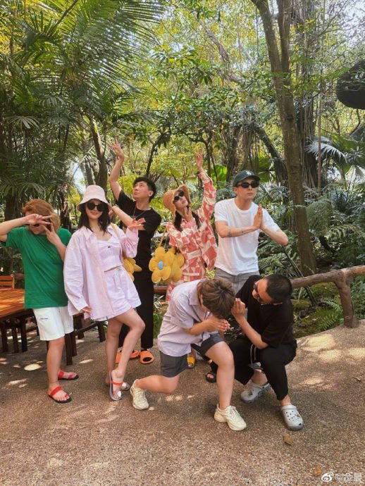 大7岁姊弟恋？！《倚天》男星被抓包和御姊女星出游　泰国夜巿逛吃逛玩照曝光