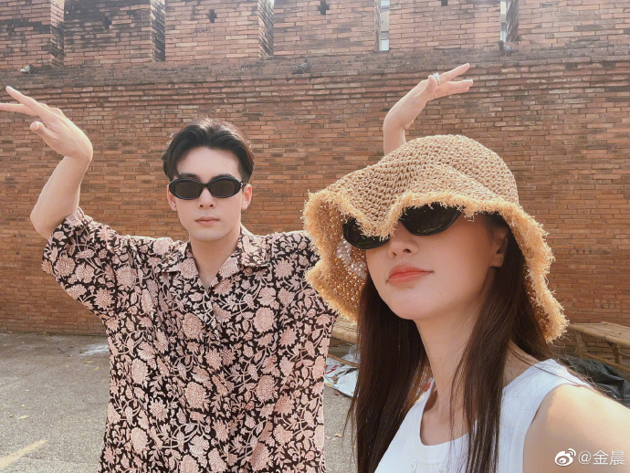 大7岁姊弟恋？！《倚天》男星被抓包和御姊女星出游　泰国夜巿逛吃逛玩照曝光