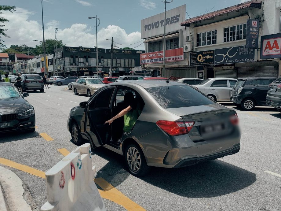 大都会/封面主/灵市17区单向道双重泊车,交通阻塞
