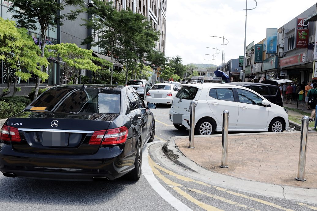 大都会/封面主/灵市17区单向道双重泊车,交通阻塞