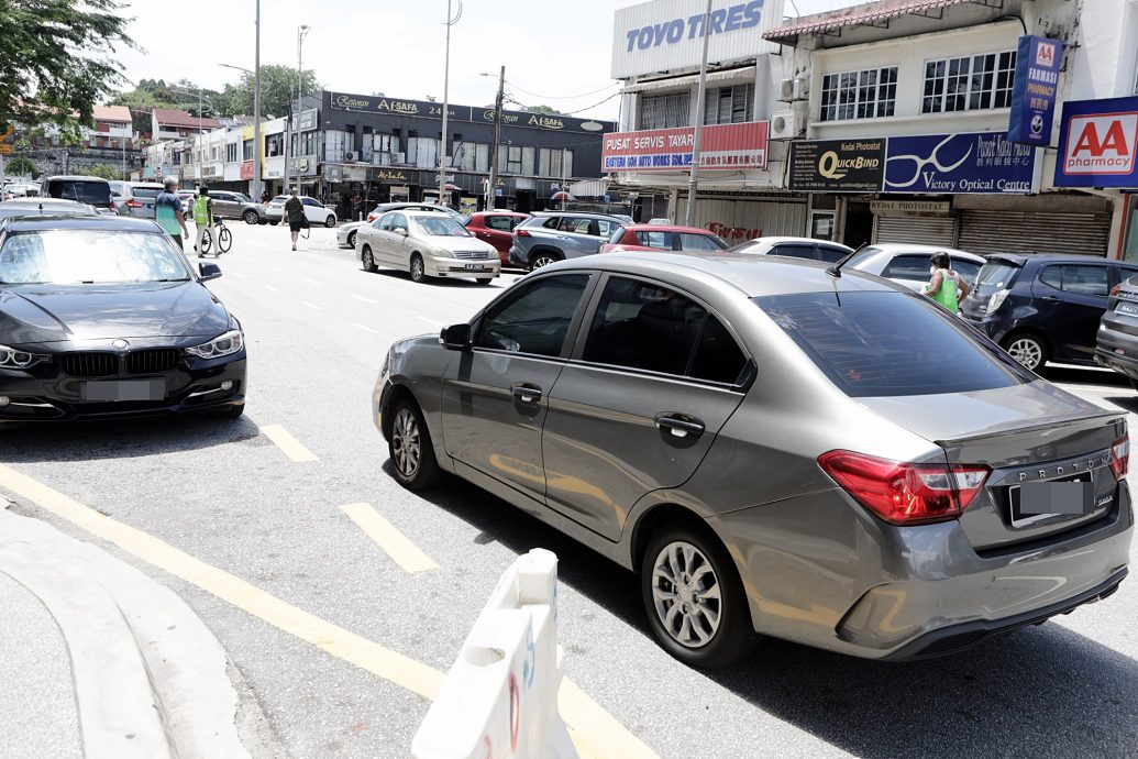 大都会/封面主/灵市17区单向道双重泊车,交通阻塞