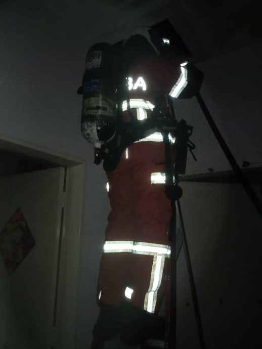 大都会:屋顶烧穿华裔屋主及时逃命/3图