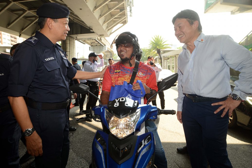 大都会//已签发/“有礼驾驶,安全到家”活动推介礼·提醒民众注意交通安全