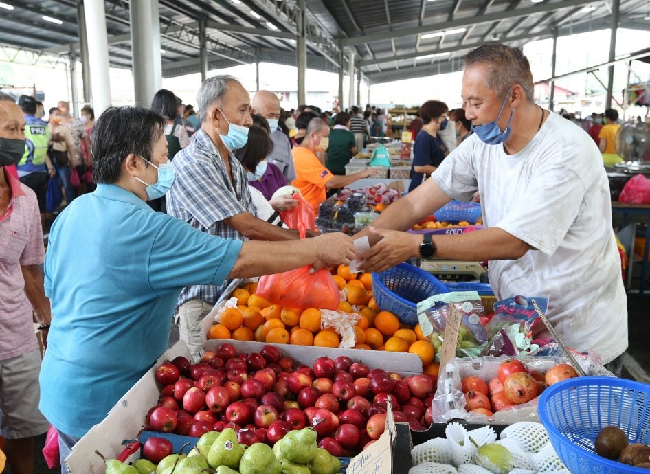 大都会/ME03头/沙登新村临时巴刹启用:欧阳捍华派发300份10令吉的巴刹购物固本给消费者 / 4图