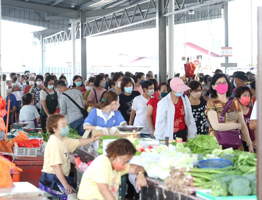 大都会/ME03头/沙登新村临时巴刹启用:欧阳捍华派发300份10令吉的巴刹购物固本给消费者 / 4图