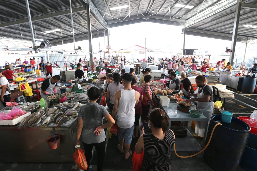 大都会/ME03头/沙登新村临时巴刹启用:欧阳捍华派发300份10令吉的巴刹购物固本给消费者 / 4图