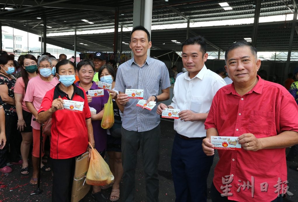 大都会/ME03头/沙登新村临时巴刹启用:欧阳捍华派发300份10令吉的巴刹购物固本给消费者 / 4图