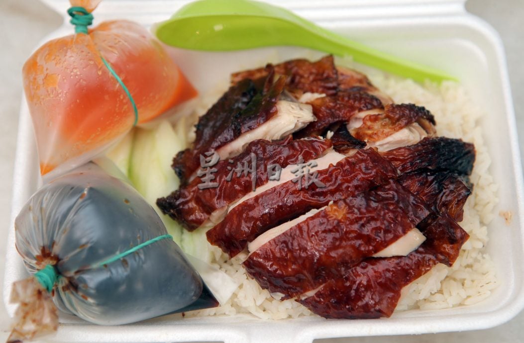 大霹雳封底主文：人气美食／怡旧街场卖早市 㭏仔金牌鸡饭“平靓正”