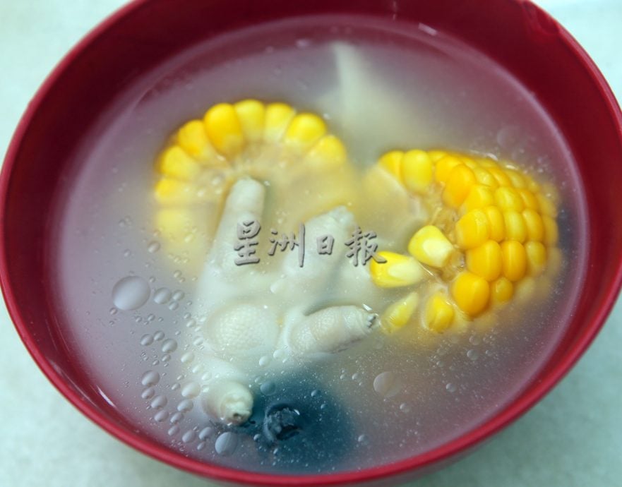 大霹雳封底主文:人气美食/怡旧街场卖早市 㭏仔金牌鸡饭“平靓正”