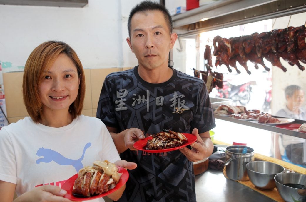 大霹雳封底主文:人气美食/怡旧街场卖早市 㭏仔金牌鸡饭“平靓正”