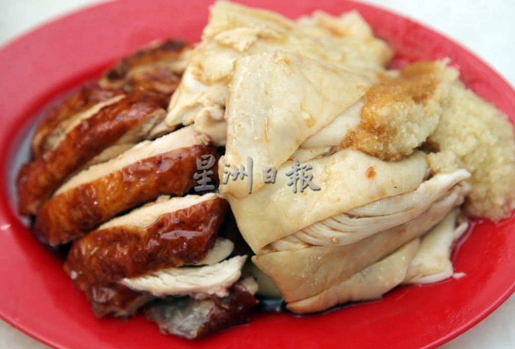 大霹雳封底主文:人气美食/怡旧街场卖早市 㭏仔金牌鸡饭“平靓正”