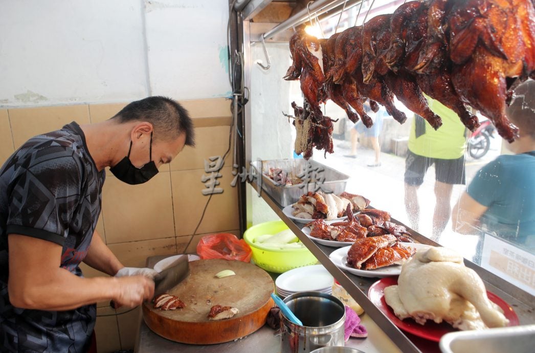 大霹雳封底主文:人气美食/怡旧街场卖早市 㭏仔金牌鸡饭“平靓正”