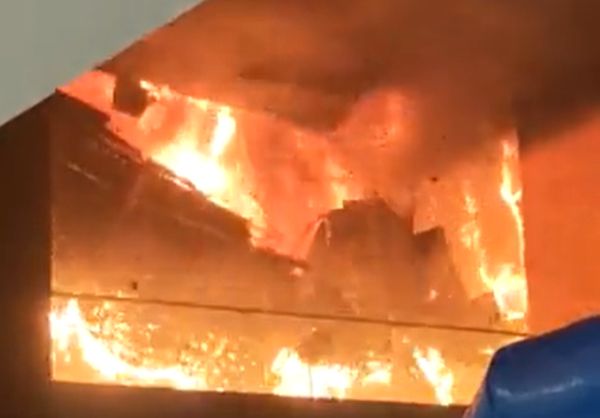 天花板烧到崩塌！印尼购物中心“火舌直窜”画面曝光　37人急送医