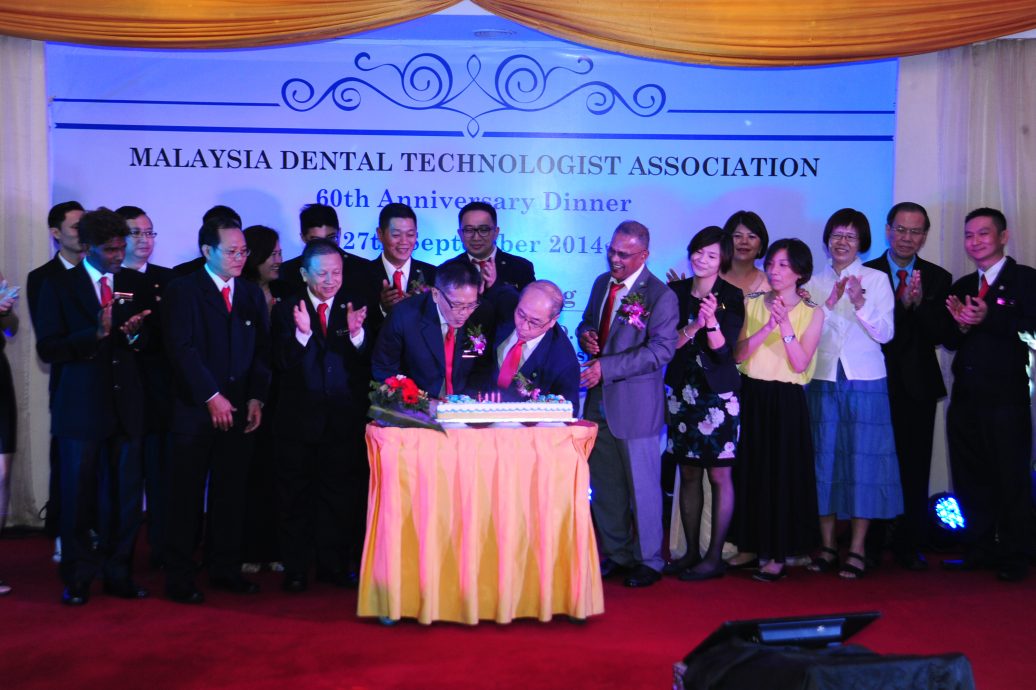 奇门罕馆 | 齿科技术协会 掌握最新牙技师技能