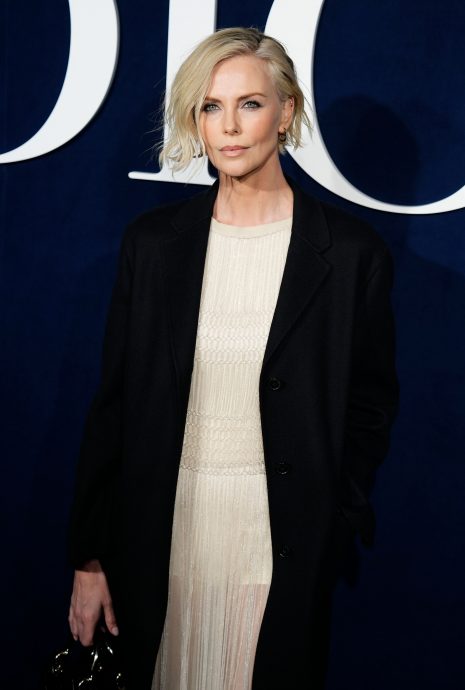 奥斯卡影后沦顾包小妹 累瘫坐路边没人认出