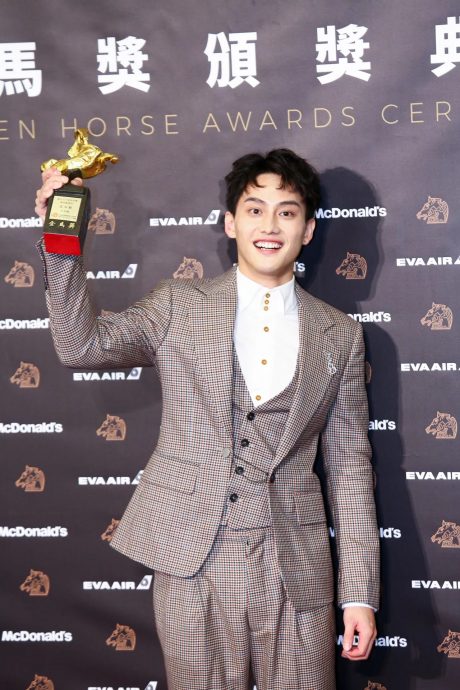 女儿周岁登记结婚  范少勋晒全家福