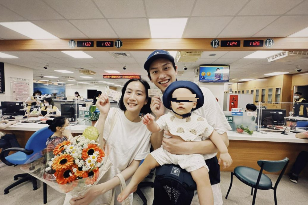 女儿周岁登记结婚  范少勋晒全家福