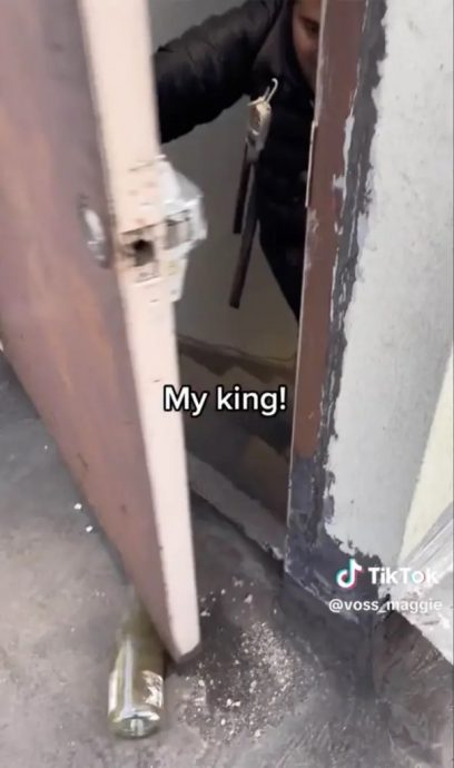 女郎被反锁顶楼 一招脱困还不用饿肚子