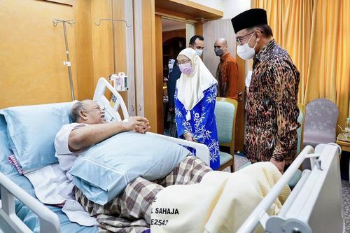 安华夫妇探访玻璃市拉惹