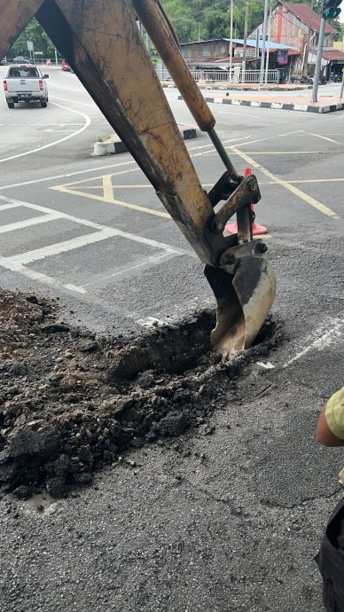 客货车撞破水管 峇东多区断水