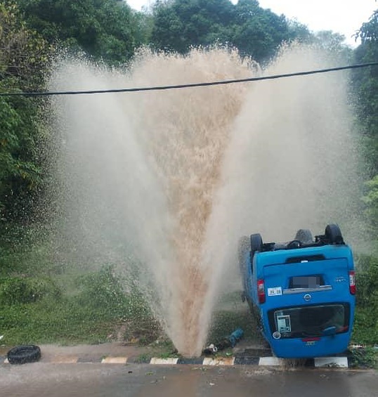 客货车撞破水管 峇东多区断水