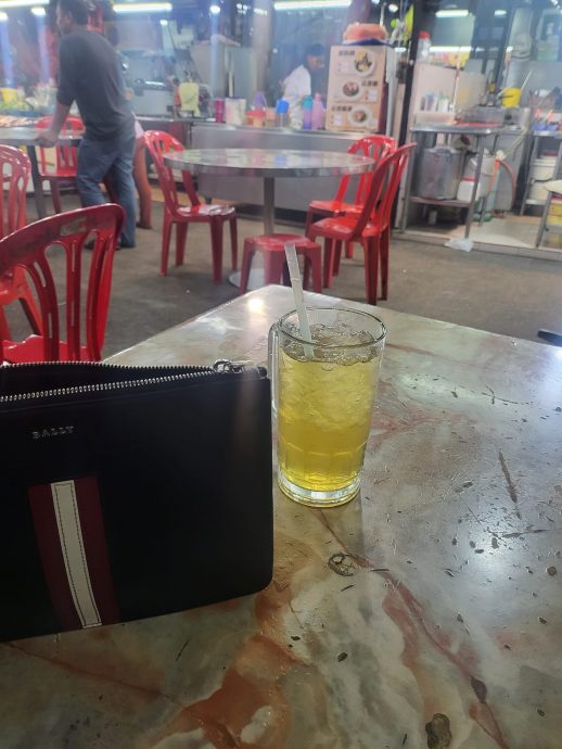 小贩中心一杯菊花茶卖RM4!男子:新山物价贵得那么夸张?