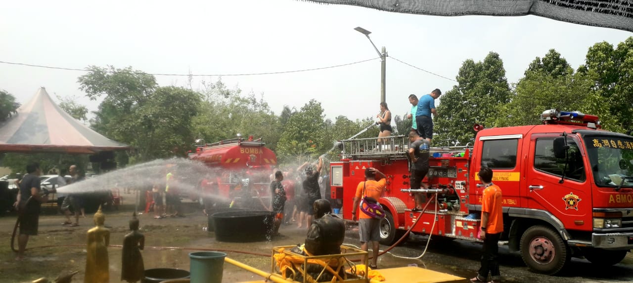 峇眼色海暹庙泼水节 消防车洒水助兴