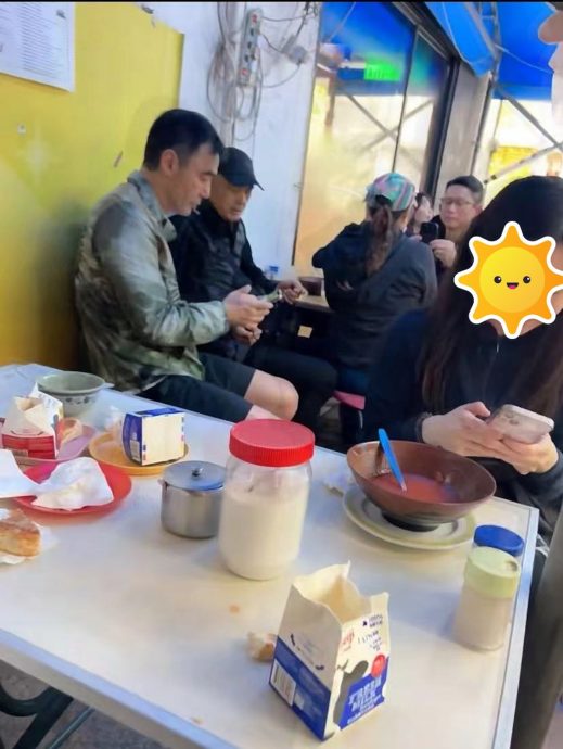 巧遇周润发锺镇涛吃大排档　亲民低调毫无明星架子