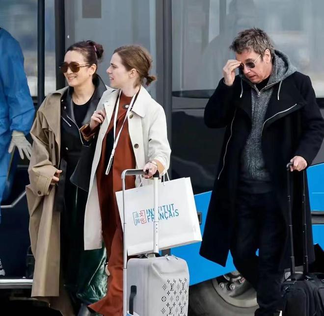 巩俐搭法国总统专机返北京 音乐家老公1举动获赞贴心